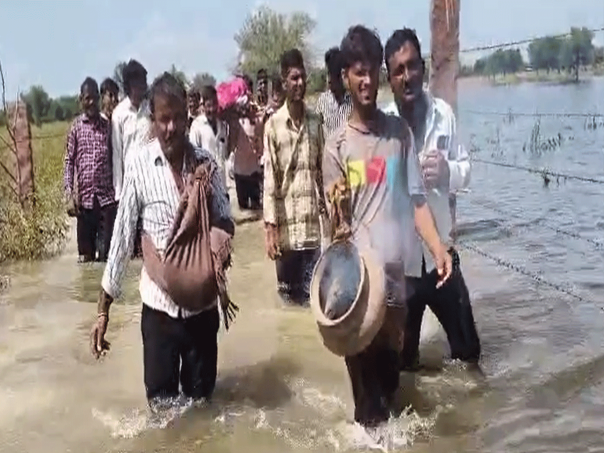मरने के बाद भी सुकून से नहीं उठा जनाजा, लापरवाही के चलते 3 KM पानी से होकर गुजरी शव यात्रा मरने के बाद भी सुकून से नहीं उठा जनाजा, लापरवाही के चलते 3 KM पानी से होकर गुजरी शव यात्रा