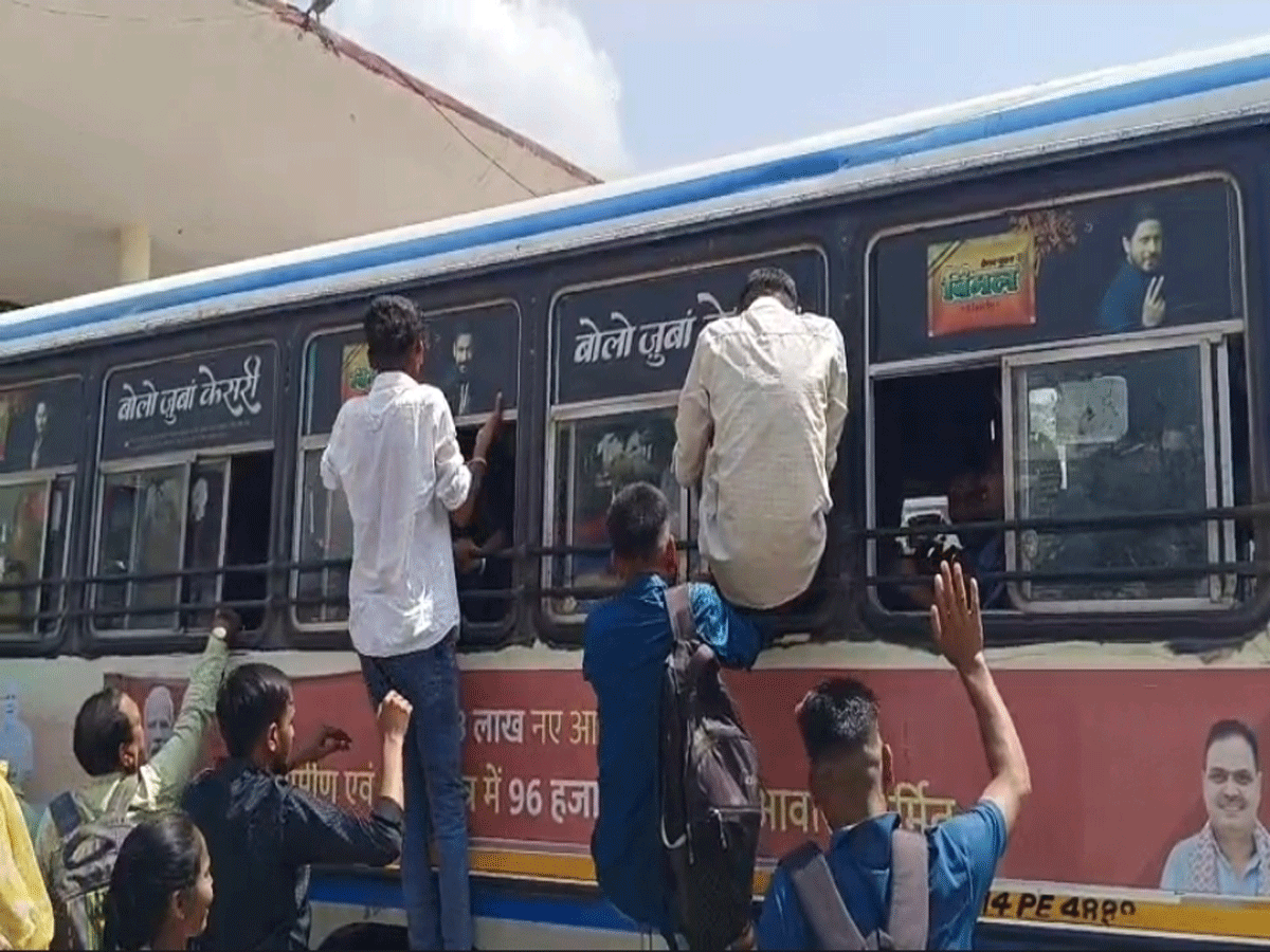 राजस्थान पुलिस कांस्टेबल भर्ती परीक्षा: रोडवेज बसों की संख्या कम, सीटों के लिए धक्का-मुक्की, खिड़की से ली एंट्री राजस्थान पुलिस कांस्टेबल भर्ती परीक्षा: रोडवेज बसों की संख्या कम, सीटों के लिए धक्का-मुक्की, खिड़की से ली एंट्री