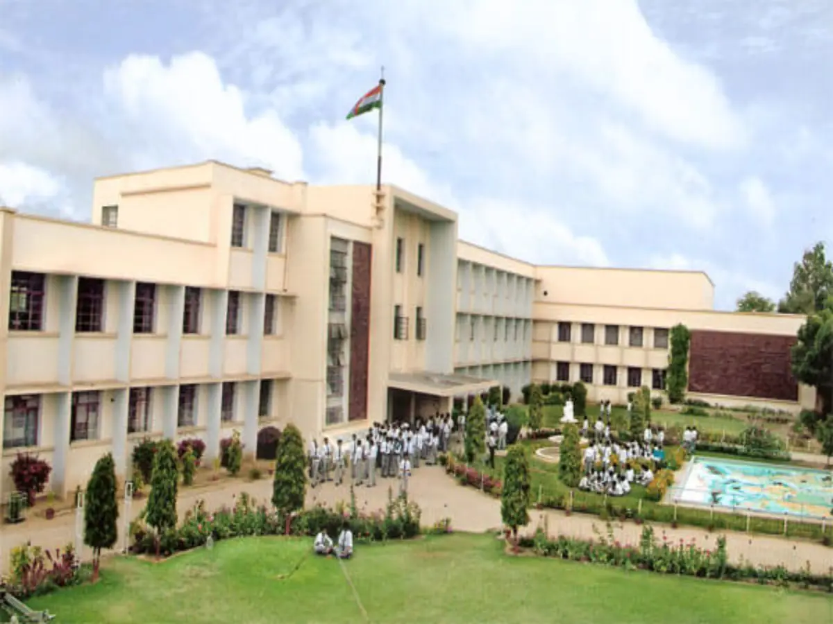 3 लाख के लगभग है वार्सिक फीस
