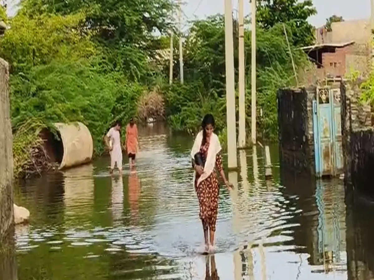 4 से 5 फीट भरा है पानी