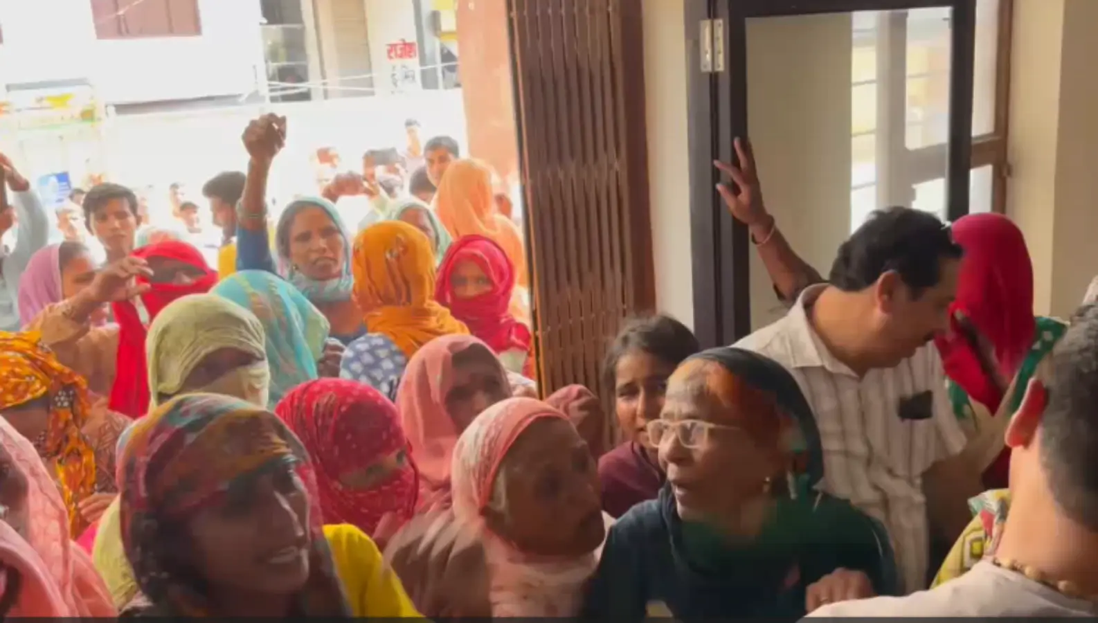 Alwar: जमीनी विवाद को लेकर दो समुदायों में खूनी संघर्ष, हाईवे पर लगाया घंटों जाम
