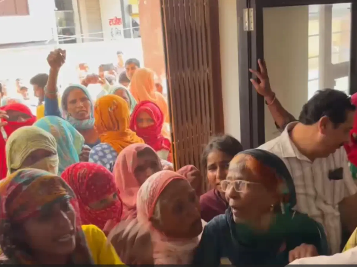 Alwar: जमीनी विवाद को लेकर दो समुदायों में खूनी संघर्ष, हाईवे पर लगाया घंटों जाम Alwar: जमीनी विवाद को लेकर दो समुदायों में खूनी संघर्ष, हाईवे पर लगाया घंटों जाम