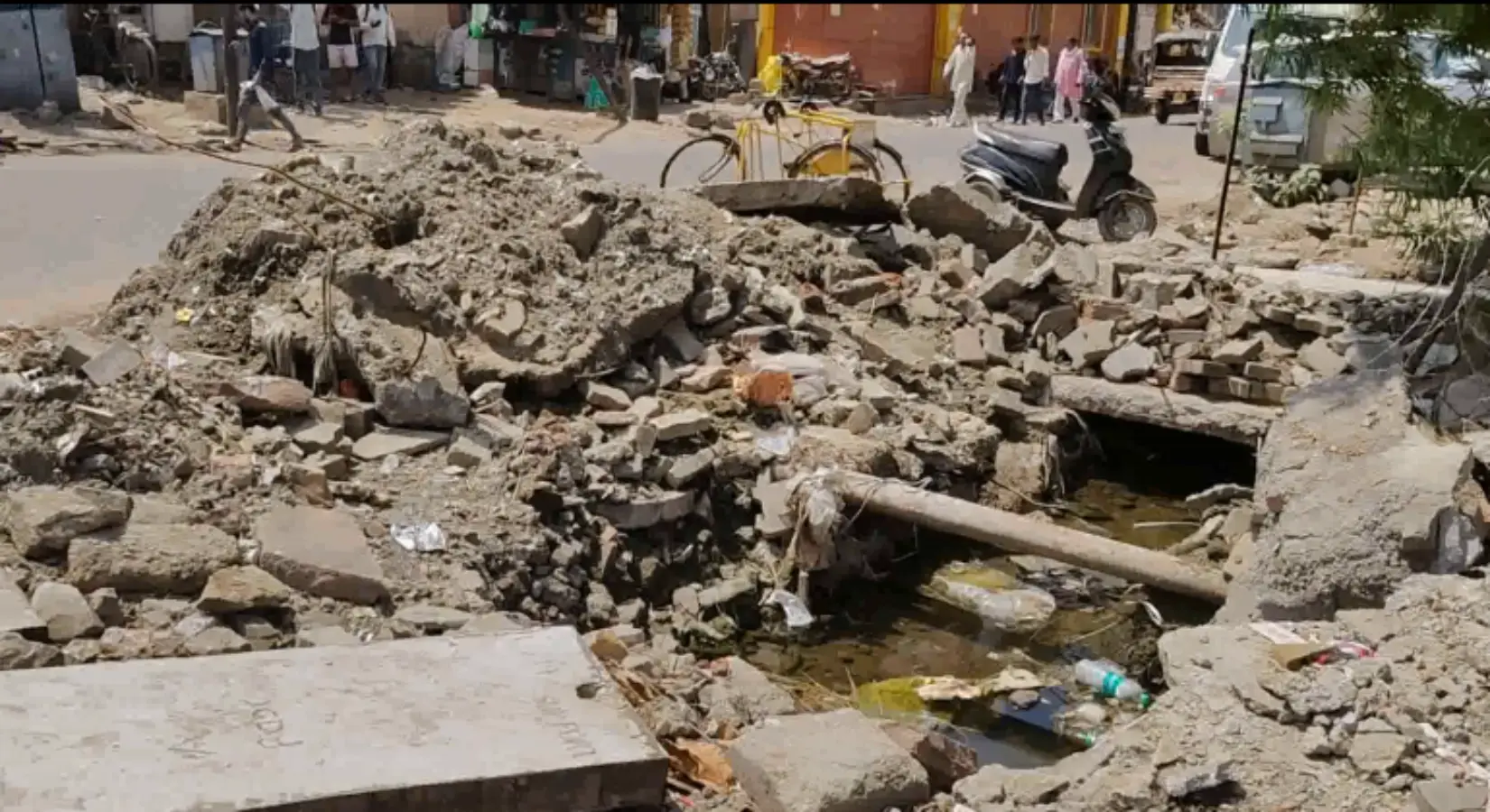 मानसून की तेज बारिश में  डूबा SMS अस्पताल! ट्रॉमा सेंटर के बाहर गड्ढे-गड्ढे