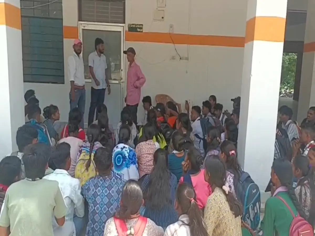 डूंगरपुर कॉलेज में हड़कंप! छात्राओं ने प्रिंसिपल को कमरे में बंद कर किया प्रदर्शन डूंगरपुर कॉलेज में हड़कंप! छात्राओं ने प्रिंसिपल को कमरे में बंद कर किया प्रदर्शन
