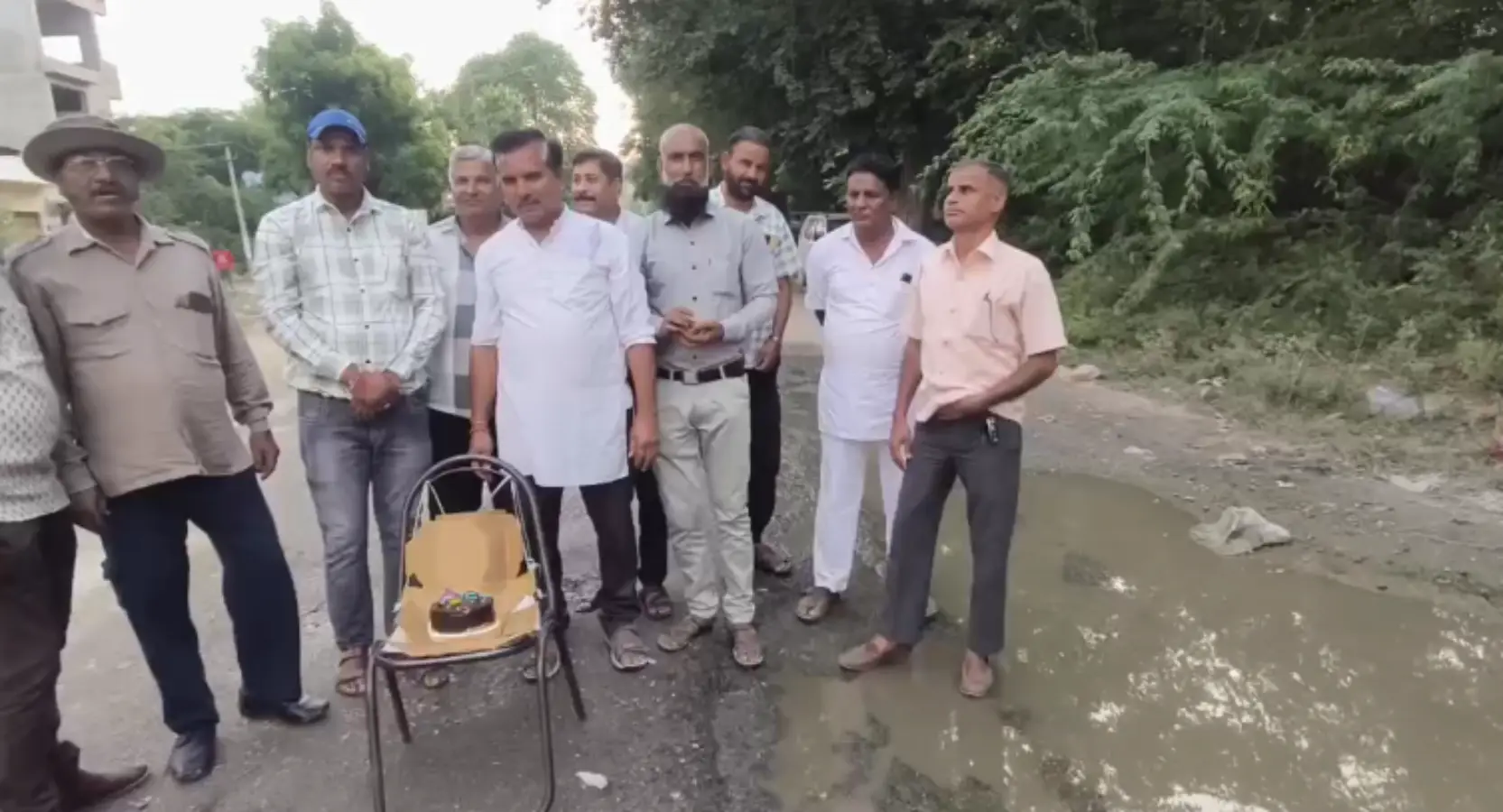 राजसमंद में मनाया गया सड़क पर पड़े गड्ढे का बर्थडे, काटा केक