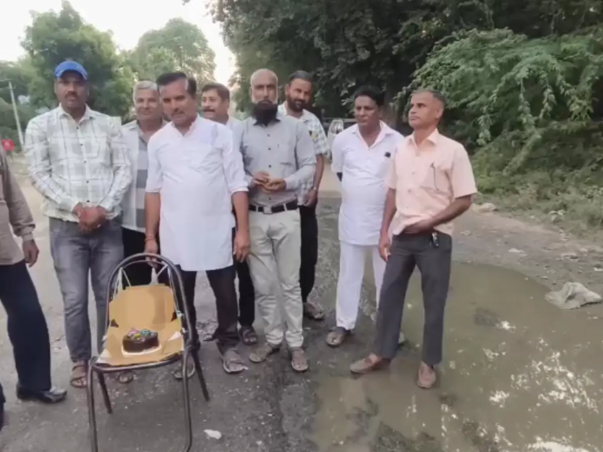 राजसमंद में मनाया गया सड़क पर पड़े गड्ढे का बर्थडे, काटा केक राजसमंद में मनाया गया सड़क पर पड़े गड्ढे का बर्थडे, काटा केक