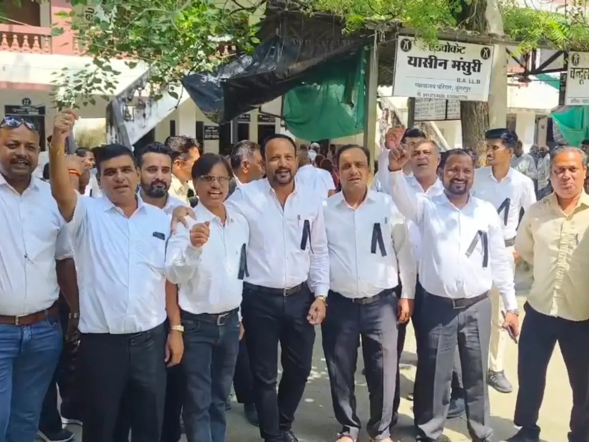 डूंगरपुर में वकीलों का विरोध प्रदर्शन, उठाई उदयपुर में हाई कोर्ट बेंच की मांग डूंगरपुर में वकीलों का विरोध प्रदर्शन, उठाई उदयपुर में हाई कोर्ट बेंच की मांग