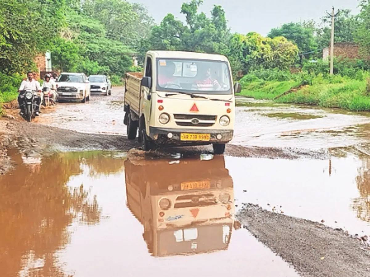Jodhpur: बनाड़ रोड की खस्ताहाल सड़क, गड्ढों और जलभराव से लोग परेशान Jodhpur: बनाड़ रोड की खस्ताहाल सड़क, गड्ढों और जलभराव से लोग परेशान