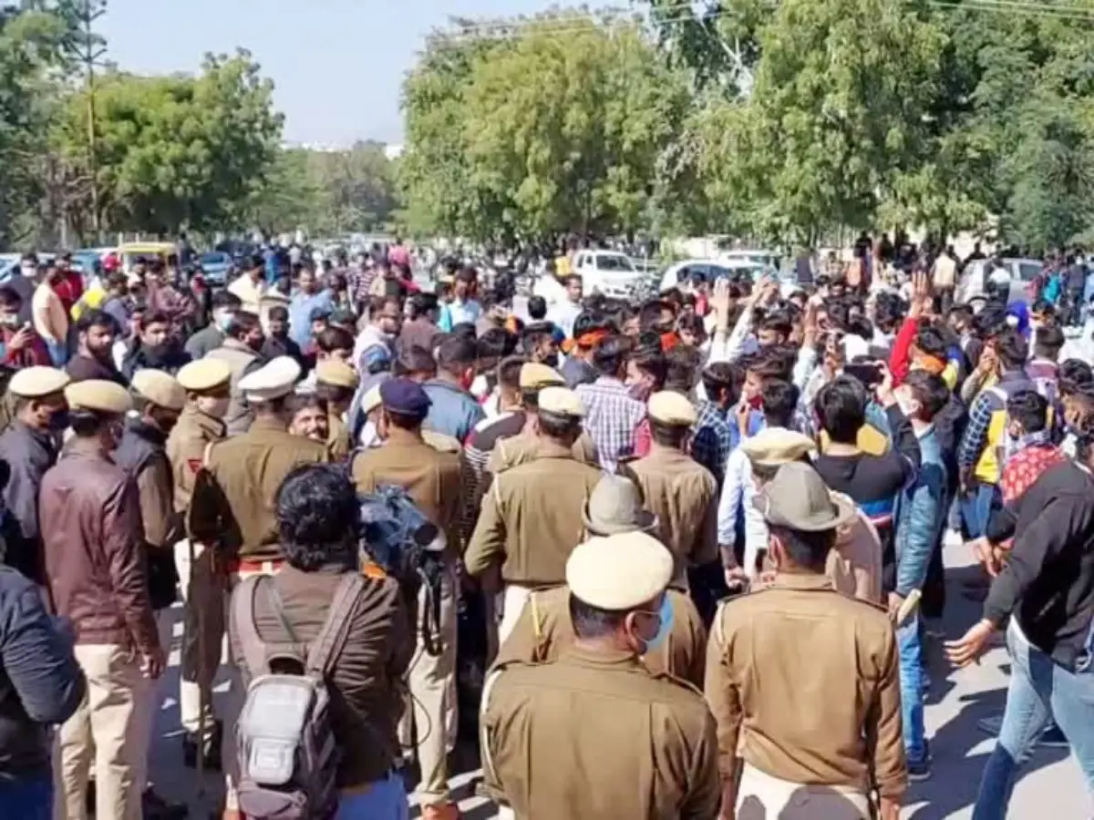 औरंगजेब की तारीफ पर भड़का मेवाड़! उदयपुर यूनिवर्सिटी में कुलगुरु का पुतला जलाकर छात्रों ने किया प्रदर्शन