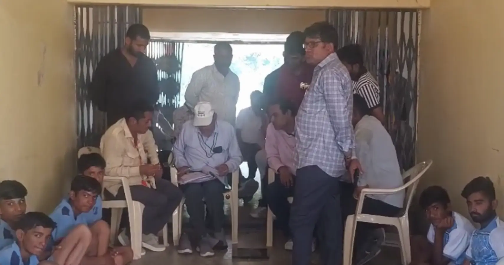 Jaisalmer: मैदान के बाहर कबड्डी का सुपरहिट मुकाबला, एक की टक्कर से 4 आउट