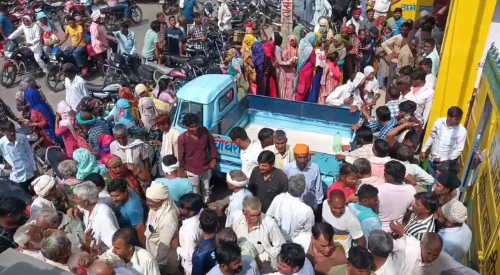 अलवर में पुलिस की मौजूदगी में बंटी खाद, सुबह 4 बजे से लाइन में लगे लोग