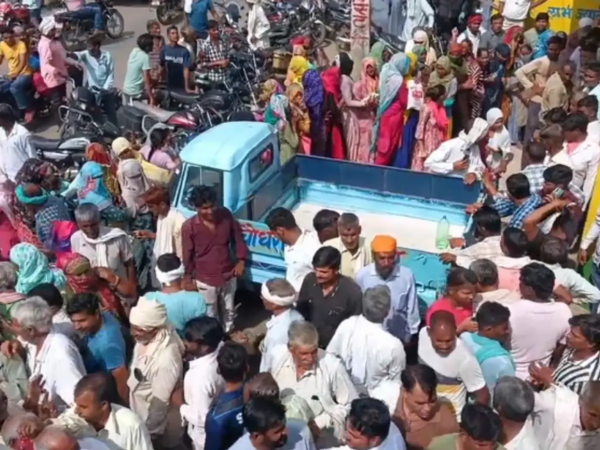 अलवर में पुलिस की मौजूदगी में बंटी खाद, सुबह 4 बजे से लाइन में लगे लोग अलवर में पुलिस की मौजूदगी में बंटी खाद, सुबह 4 बजे से लाइन में लगे लोग