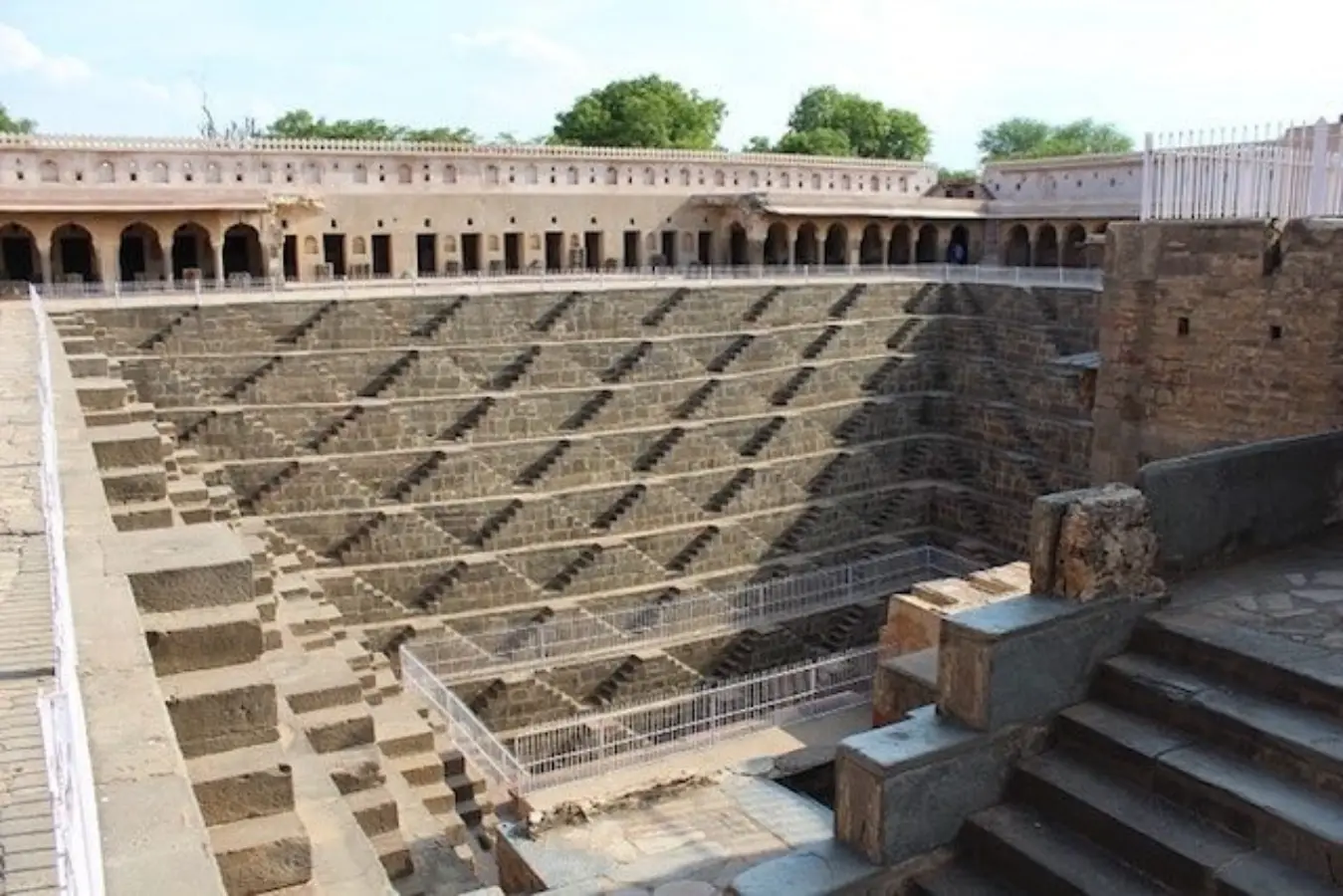 neemrana bawdi