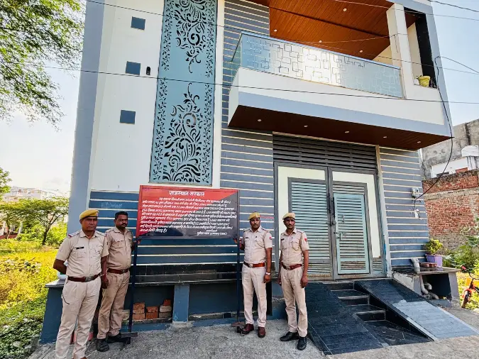 Pratapgarh: ड्रग माफिया 'लड्डू' की 1 करोड़ की संपत्ति जब्त, मणिपुर से करता था काला धंधा Pratapgarh: ड्रग माफिया 'लड्डू' की 1 करोड़ की संपत्ति जब्त, मणिपुर से करता था काला धंधा