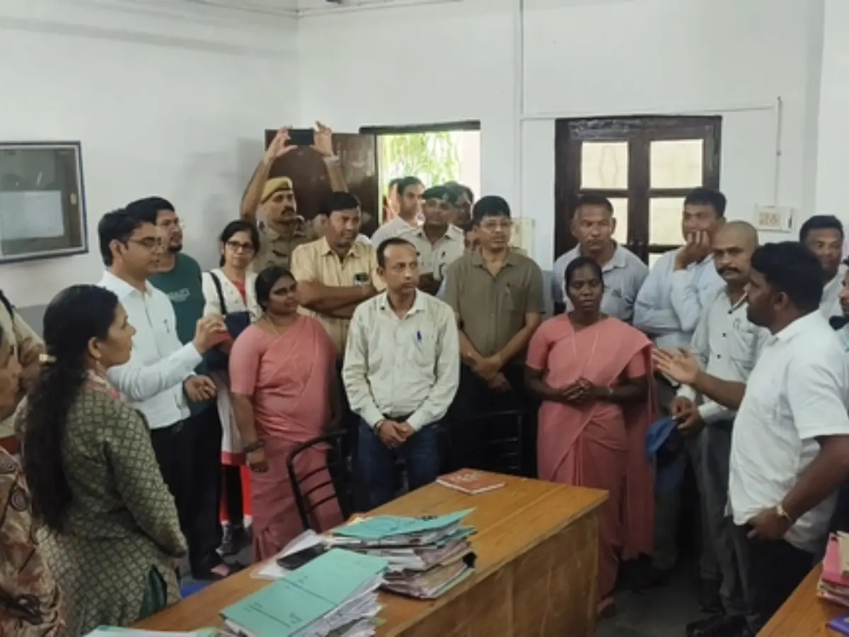 कलेक्टर और SP ने स्कूल हॉस्टल का किया निरीक्षण, हॉस्टल को बंद करने के दिए निर्देश कलेक्टर और SP ने स्कूल हॉस्टल का किया निरीक्षण, हॉस्टल को बंद करने के दिए निर्देश