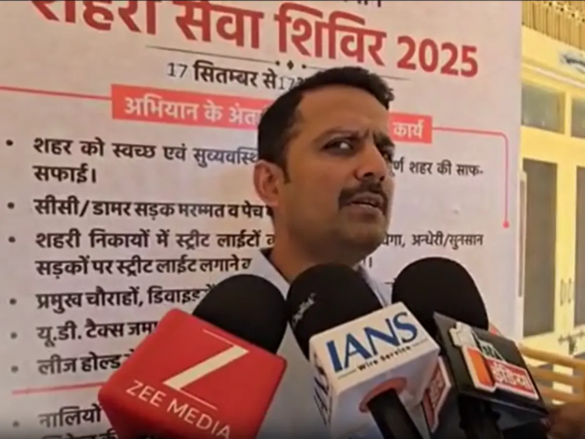 जैसलमेर शहरी सेवा शिविर में हंगामा, पार्षद ने JEN को कहा दलाल और थप्पड़... जैसलमेर शहरी सेवा शिविर में हंगामा, पार्षद ने JEN को कहा दलाल और थप्पड़...