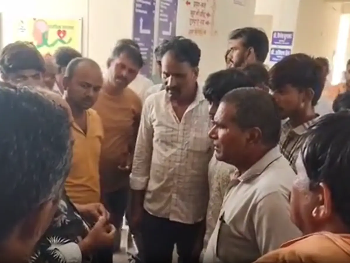 अस्पताल में डॉक्टर के लापरवाही से तीन लोगों की गई जान, ग्रामीणों ने किया हंगामा