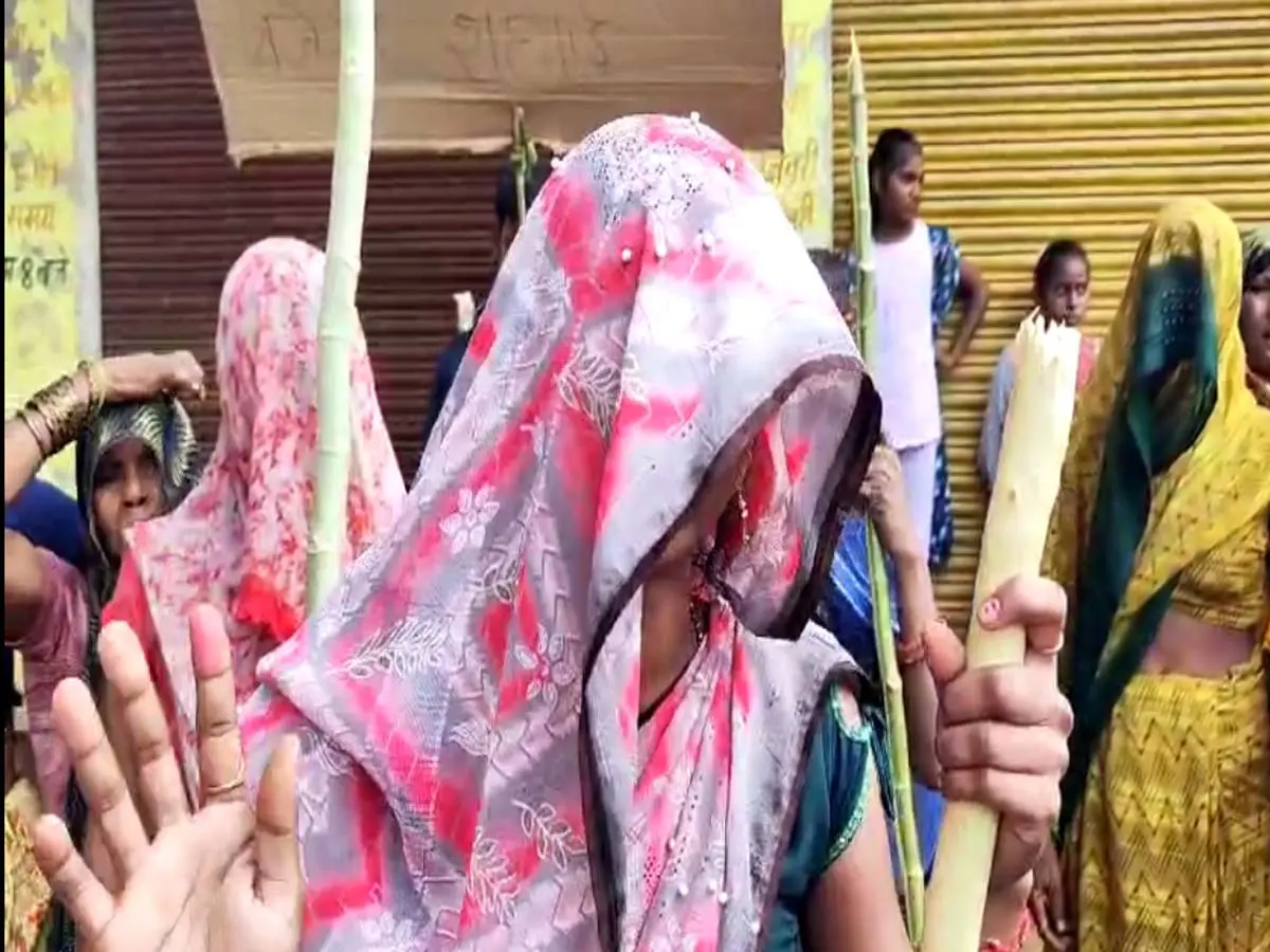 धौलपुर में लाठी लेकर सड़क पर उतरी महिलाएं, बोली- ठेका हटाओ या अंजाम भुगतो