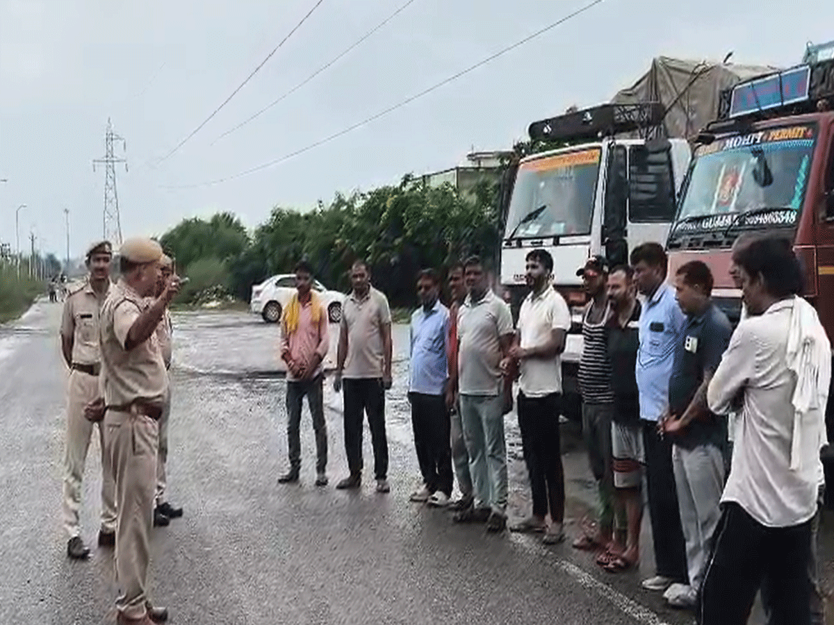 हाईटेक होगी जयपुर ट्रैफिक पुलिस! पुलिसकर्मियों के पास होंगे बॉडी वॉर्न कैमरे हाईटेक होगी जयपुर ट्रैफिक पुलिस! पुलिसकर्मियों के पास होंगे बॉडी वॉर्न कैमरे