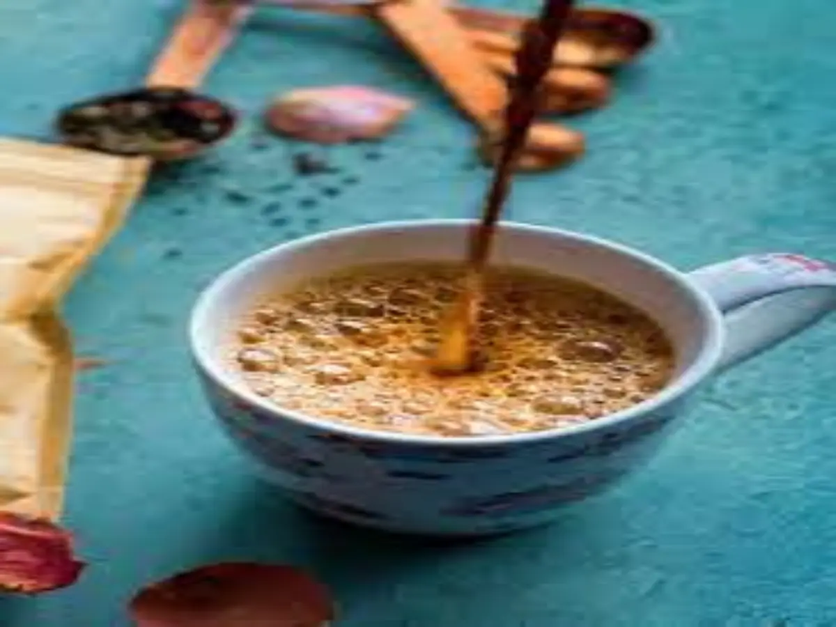 चाय पत्ती व चीनी मिलाएं