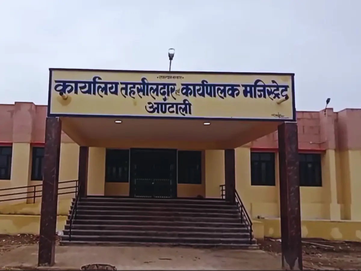 भाजपा-कांग्रेस की लड़ाई में उलझा अंटाली तहसील भवन, जनता भुगत रही सजा भाजपा-कांग्रेस की लड़ाई में उलझा अंटाली तहसील भवन, जनता भुगत रही सजा