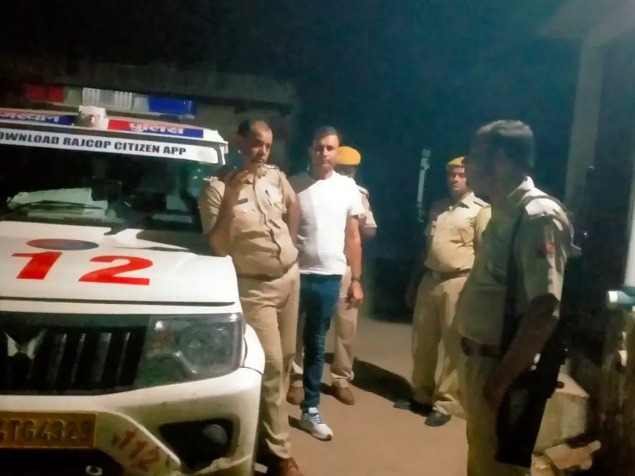 धौलपुर में पुलिस की कार्रवाई के डर से शराब तस्कर ने उठाया ये कदम, 2 घंटे तक चला ड्रामा धौलपुर में पुलिस की कार्रवाई के डर से शराब तस्कर ने उठाया ये कदम, 2 घंटे तक चला ड्रामा