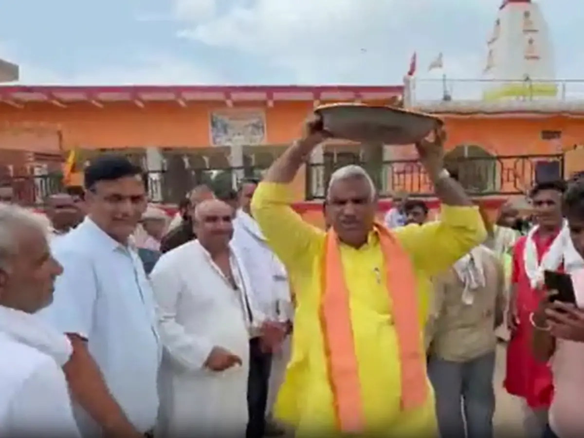 पहले फावड़े से इकठ्ठा किया कचरा, फिर सिर पर रखकर फेंका, मंत्री जवाहर सिंह बेढम ने जीता लोगों का दिल पहले फावड़े से इकठ्ठा किया कचरा, फिर सिर पर रखकर फेंका, मंत्री जवाहर सिंह बेढम ने जीता लोगों का दिल