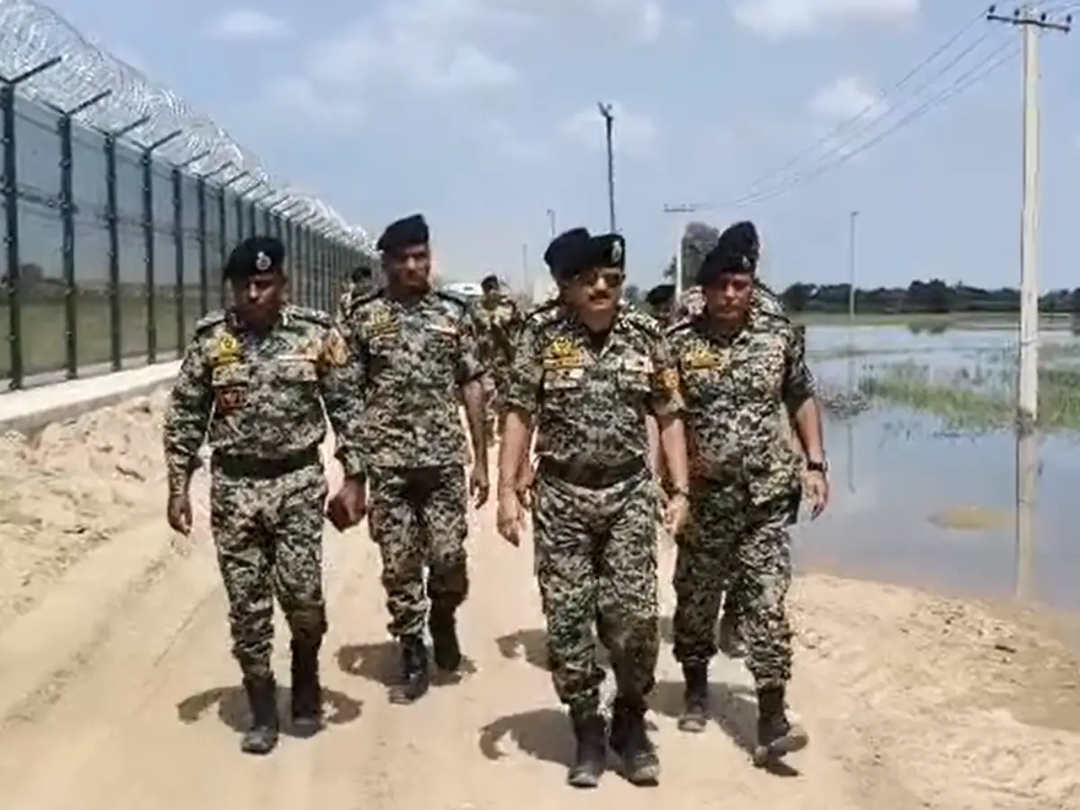 सीमा पर हर हाल में सुरक्षा! BSF IG ने जीरो लाइन पर नई तारबंदी का किया निरीक्षण, बताए नए प्लान सीमा पर हर हाल में सुरक्षा! BSF IG ने जीरो लाइन पर नई तारबंदी का किया निरीक्षण, बताए नए प्लान