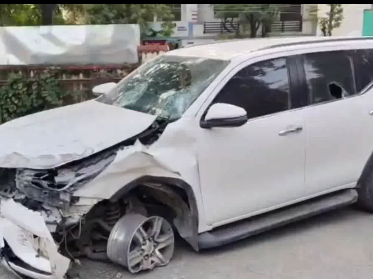 Dungarpur: फॉर्च्यूनर कार का अचानक निकला टायर, फिर जो हुआ... Dungarpur: फॉर्च्यूनर कार का अचानक निकला टायर, फिर जो हुआ...