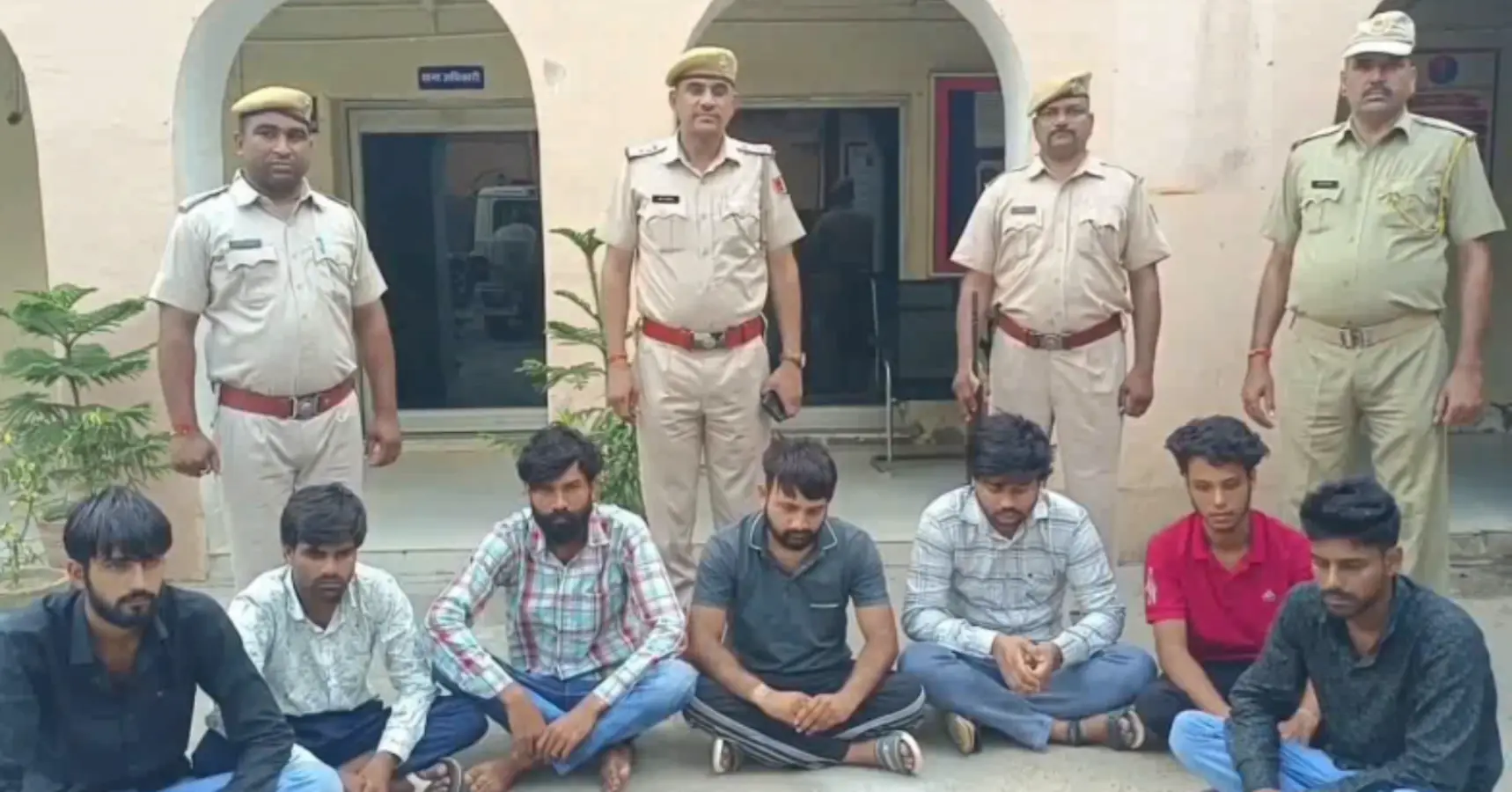 Kotputli: 7 बदमाशों ने प्रॉपर्टी डीलर के ऑफिस में घुस लट्ठ मार तोड़ा पैर, पुलिस ने किया गिरफ्तार