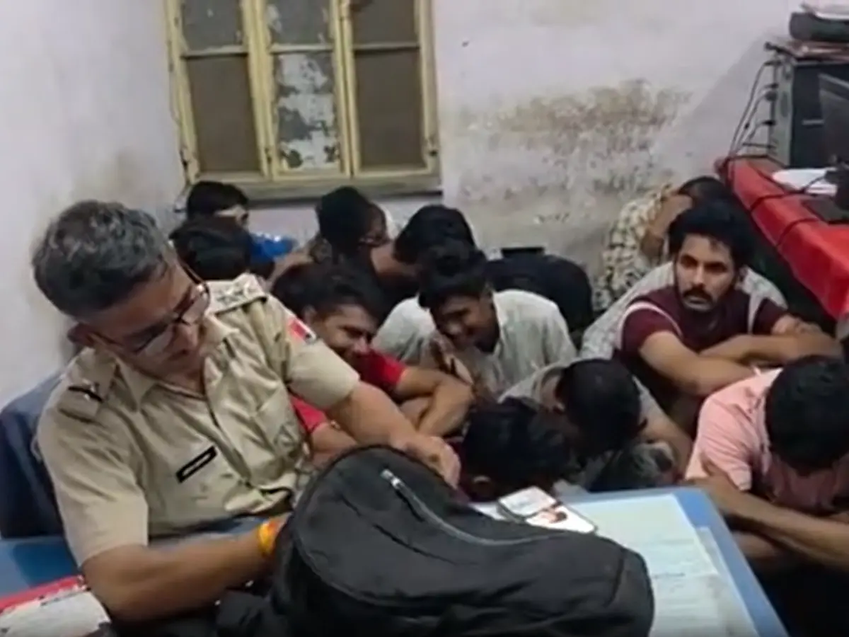 राजस्थान में SBI खातों में फर्जी ट्रांजेक्शन से हड़कंप, एटीएम पर उमड़ी भीड़ राजस्थान में SBI खातों में फर्जी ट्रांजेक्शन से हड़कंप, एटीएम पर उमड़ी भीड़