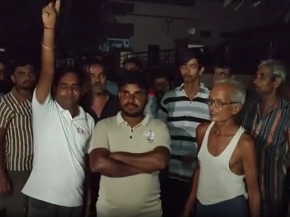 सीवरेज खुदाई से टूटी पेयजल लाइन, बिजली और पानी संकट से मोहल्लेवासी बेहाल