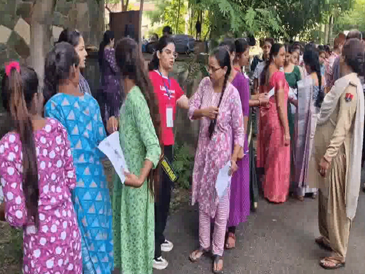 RSSB Grade 4 Exam: चेकिंग में निकलवाए गए अंगूठी और पूजा वाले धागे, कटवाई आस्तीन तो रो पड़े कैंडिडेट्स RSSB Grade 4 Exam: चेकिंग में निकलवाए गए अंगूठी और पूजा वाले धागे, कटवाई आस्तीन तो रो पड़े कैंडिडेट्स