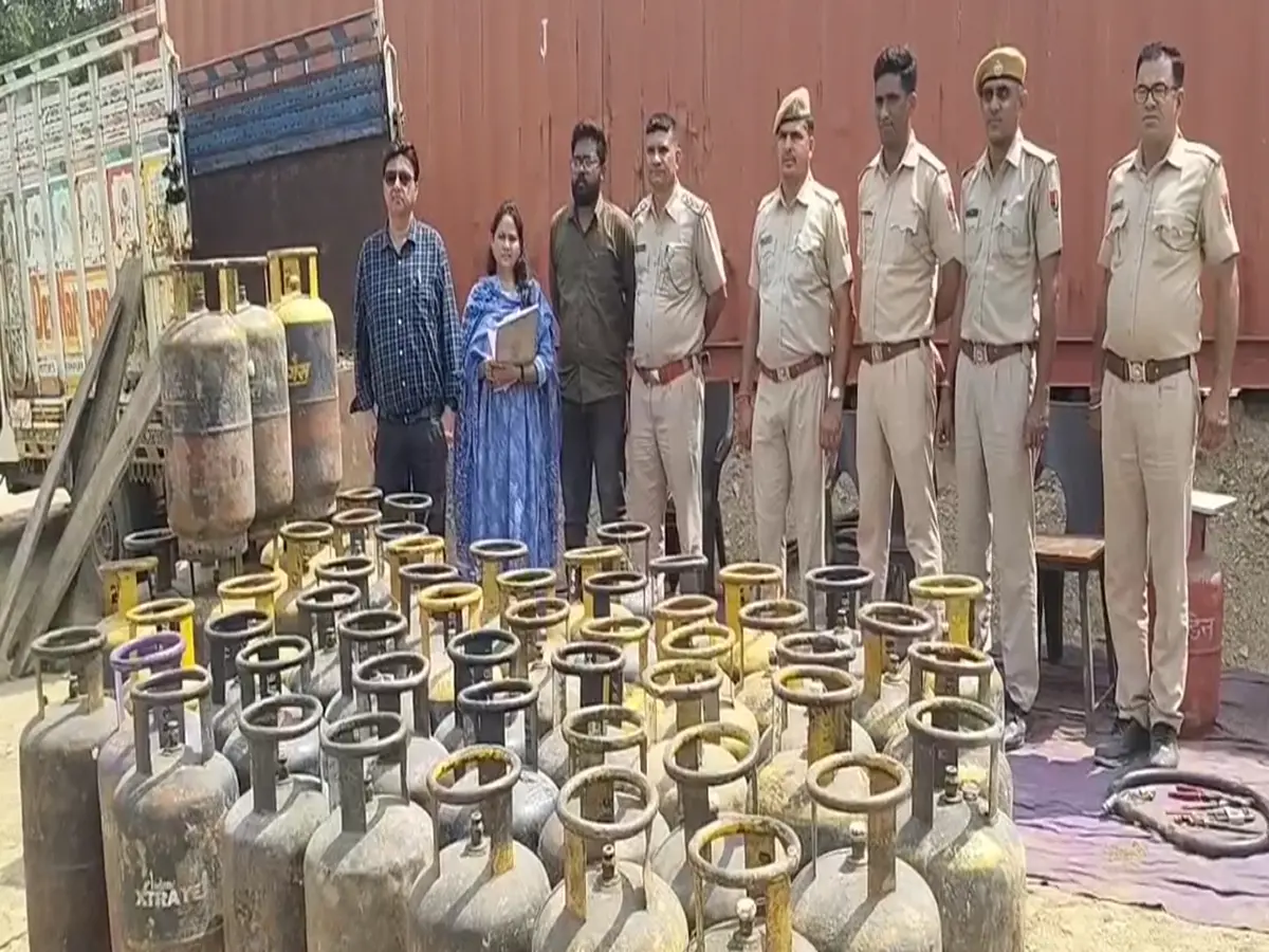 अजमेर में अवैध रिफिलिंग का बड़ा खुलासा, गैस सिलेंडरों से भरी पिकअप जब्त