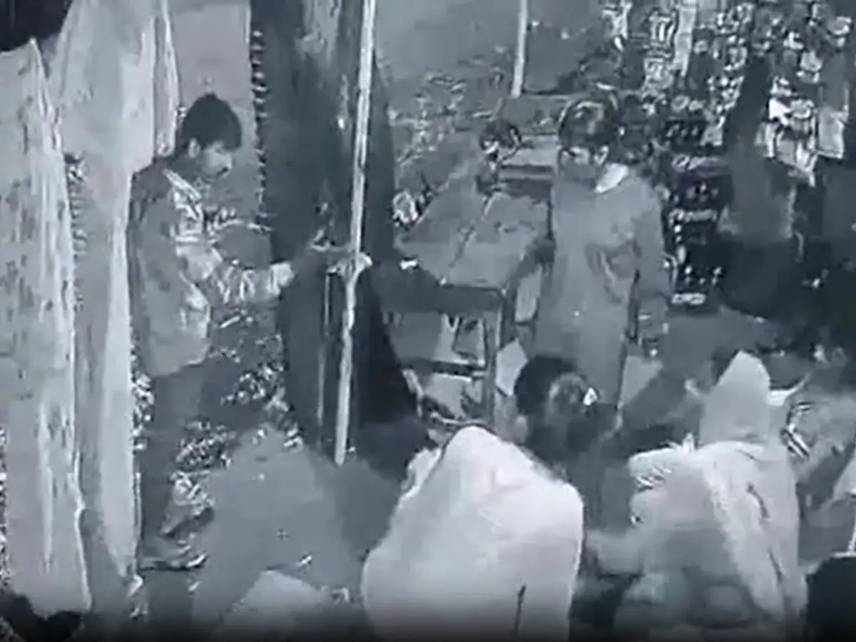 दौसा में मां बेटी के साथ युवकों ने की मारपीट, वारदात सीसीटीवी में कैद दौसा में मां बेटी के साथ युवकों ने की मारपीट, वारदात सीसीटीवी में कैद