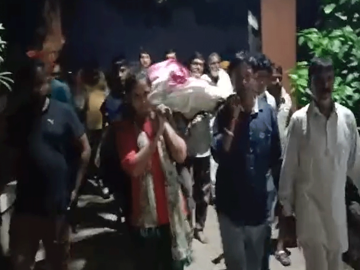 अलवर में बेटियों ने उठाई पिता की अर्थी, श्मशान में मुखाग्नि दी तो रो पड़े देखने वाले अलवर में बेटियों ने उठाई पिता की अर्थी, श्मशान में मुखाग्नि दी तो रो पड़े देखने वाले