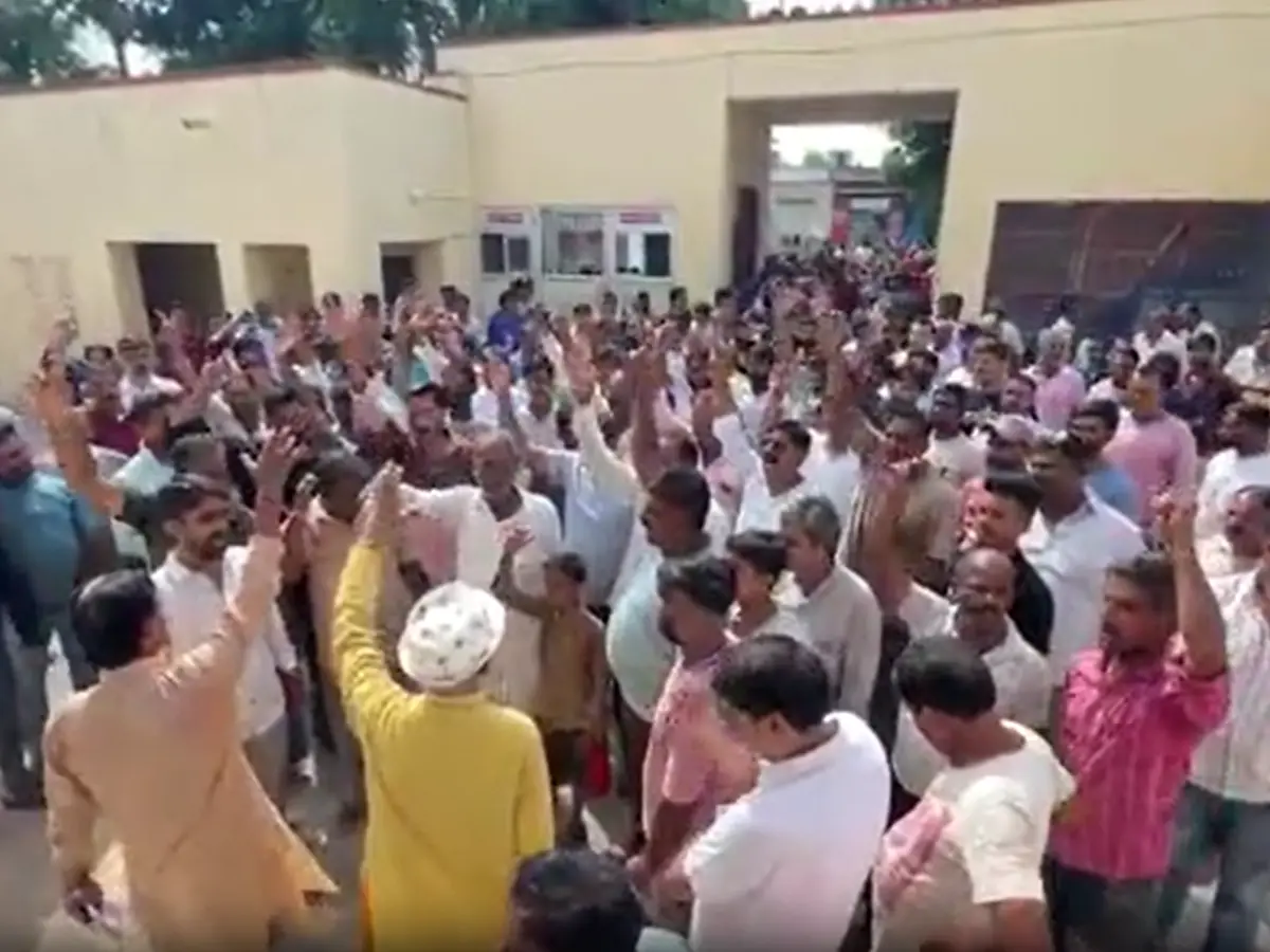 डीडवाना में युवती से जबरन धर्म परिवर्तन का आरोप, पिता को जान से मारने की धमकी डीडवाना में युवती से जबरन धर्म परिवर्तन का आरोप, पिता को जान से मारने की धमकी