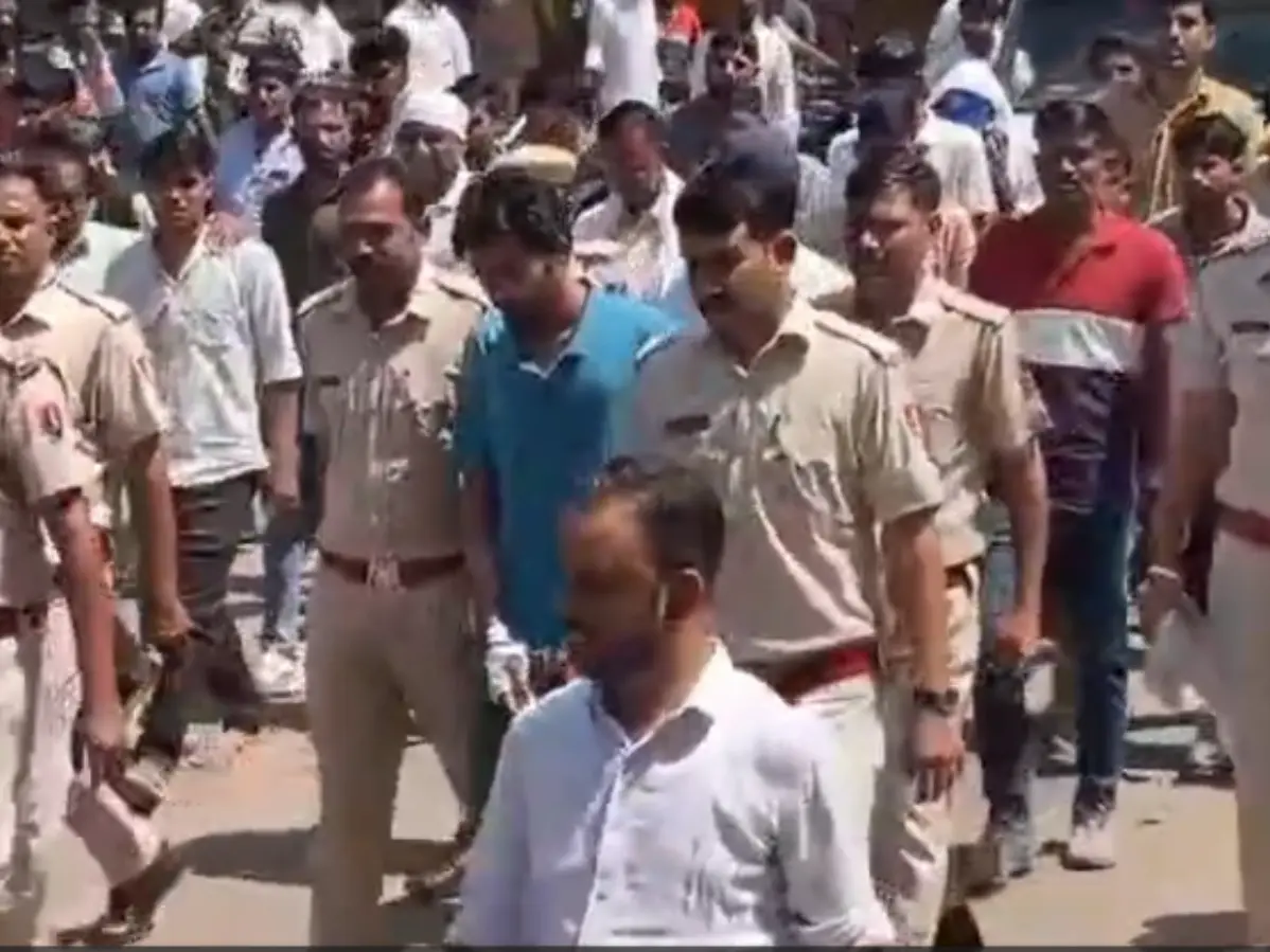 Churu: आशिक ने कॉलेज जाती हुई गर्लफ्रेंड में घोंपा चाकू, पुलिस ने निकाली बाजार में परेड Churu: आशिक ने कॉलेज जाती हुई गर्लफ्रेंड में घोंपा चाकू, पुलिस ने निकाली बाजार में परेड