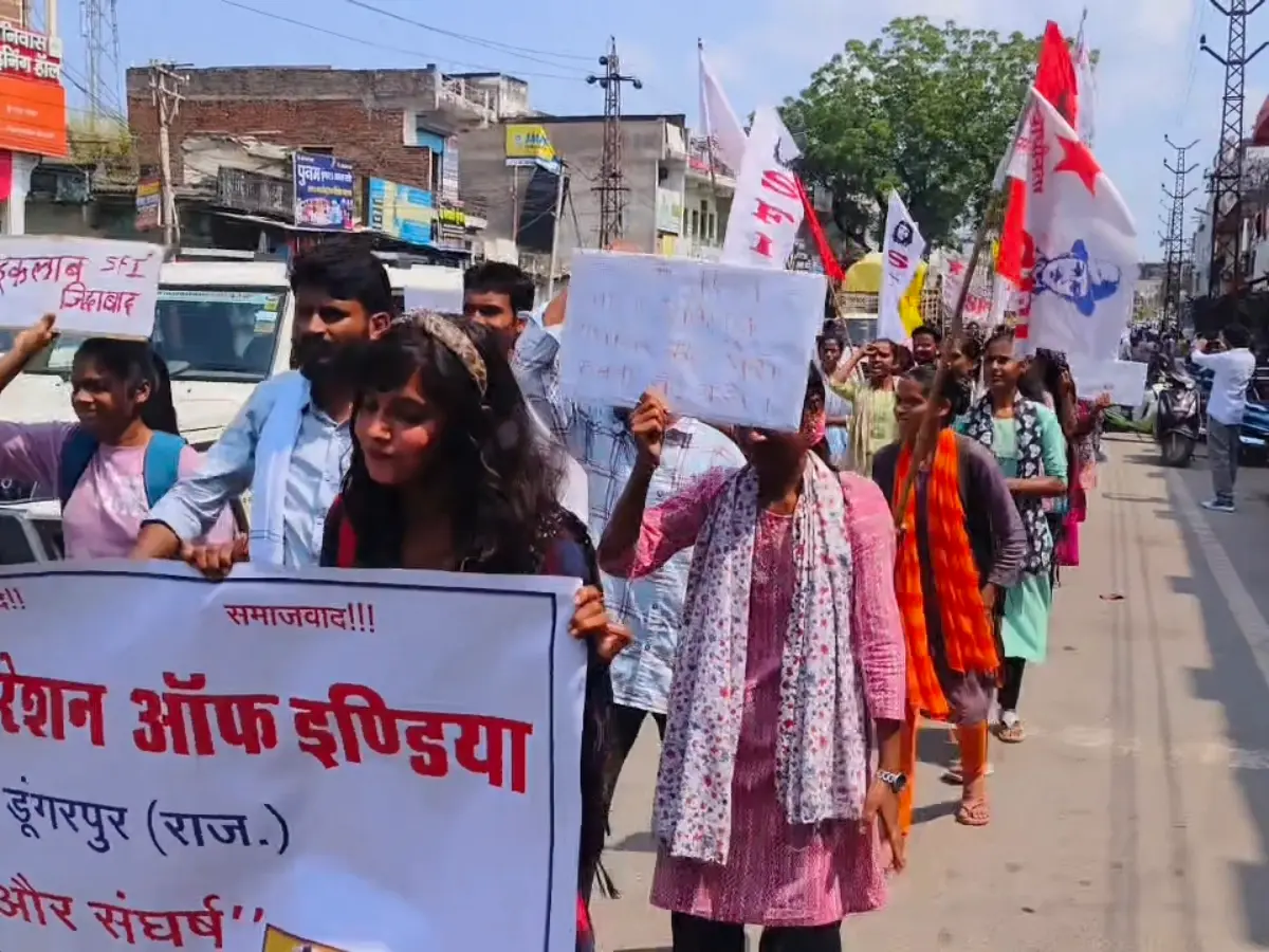 Dungarpur: मानगढ़ धाम के पाठ्यक्रम से छेड़छाड़, छात्र संगठन SFI ने रैली निकालकर किया प्रदर्शन Dungarpur: मानगढ़ धाम के पाठ्यक्रम से छेड़छाड़, छात्र संगठन SFI ने रैली निकालकर किया प्रदर्शन