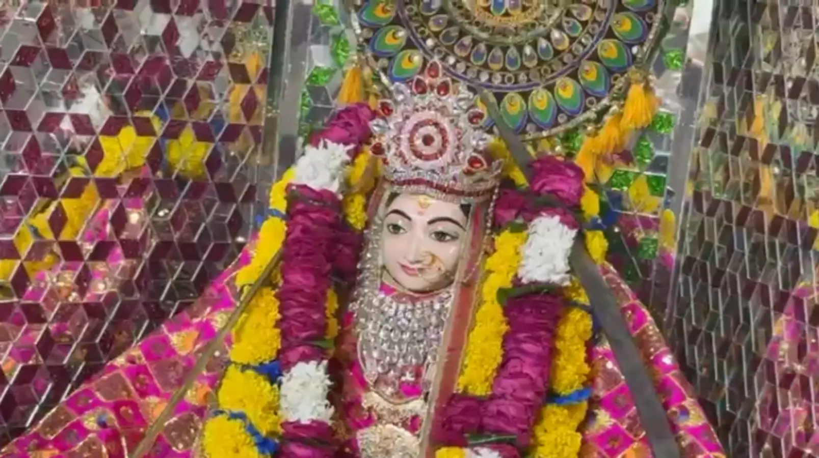 राजा की जान बचाने सफेद चील बनकर आई माता रानी! जानें मंदिर की अनोखी कहानी!