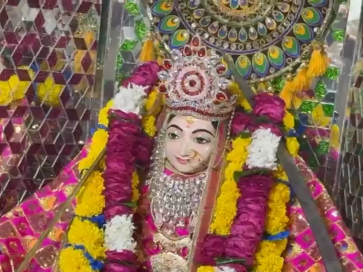 राजा की जान बचाने सफेद चील बनकर आई माता रानी! जानें मंदिर की अनोखी कहानी! राजा की जान बचाने सफेद चील बनकर आई माता रानी! जानें मंदिर की अनोखी कहानी!