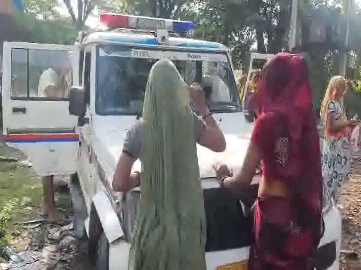 अलवर में कच्ची शराब पकड़ने गई लक्ष्मणगढ़ पुलिस के साथ हाथापाई, महिलाओं ने की छीना-झपटी अलवर में कच्ची शराब पकड़ने गई लक्ष्मणगढ़ पुलिस के साथ हाथापाई, महिलाओं ने की छीना-झपटी
