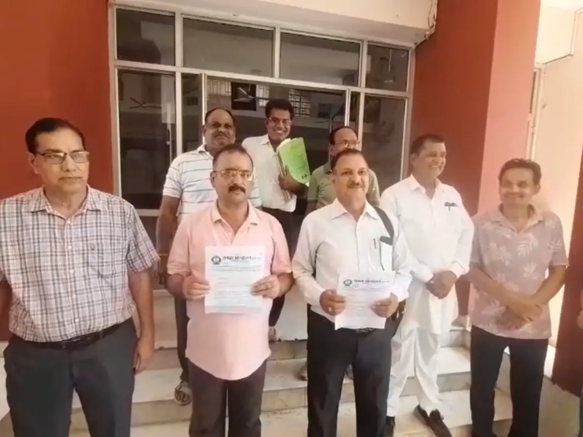करौली में यूनिफॉर्म बंटवारे पर बवाल, सरकारी आदेश पर घिरा शिक्षा विभाग करौली में यूनिफॉर्म बंटवारे पर बवाल, सरकारी आदेश पर घिरा शिक्षा विभाग