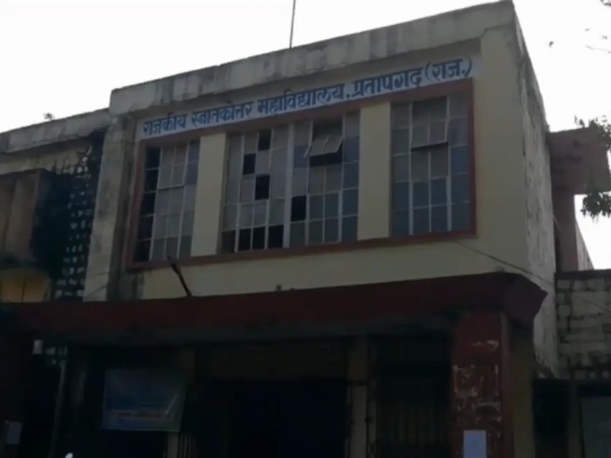 शिक्षा व्यवस्था पर खतरा! प्रतापगढ़ कॉलेजों में सीटों की कमी शिक्षा व्यवस्था पर खतरा! प्रतापगढ़ कॉलेजों में सीटों की कमी