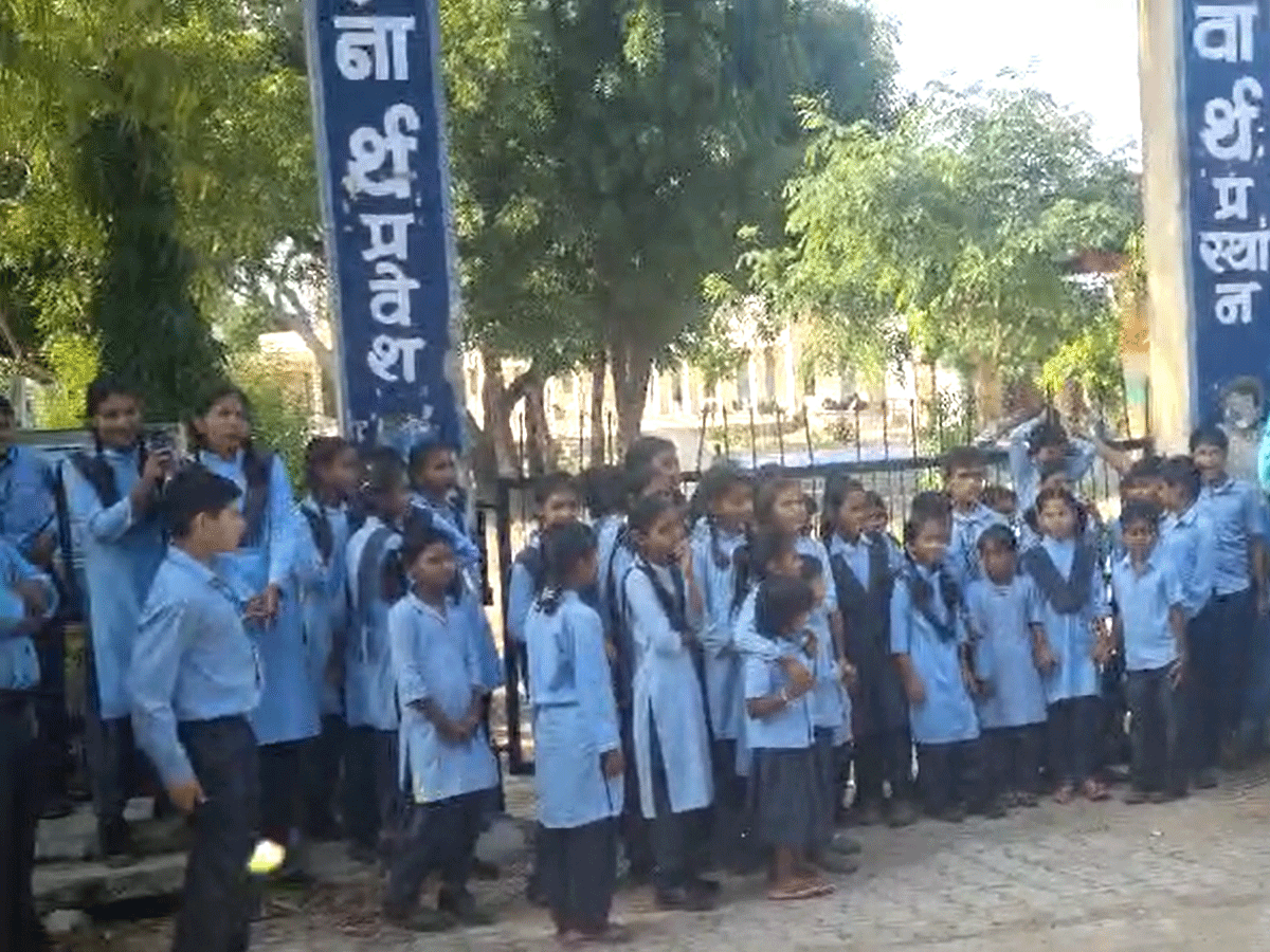 राजस्थान के स्कूलों में हो रहा प्रिंसिपल्स के ट्रांसफर का विरोध, स्टूडेंट्स दे रहे धरना राजस्थान के स्कूलों में हो रहा प्रिंसिपल्स के ट्रांसफर का विरोध, स्टूडेंट्स दे रहे धरना