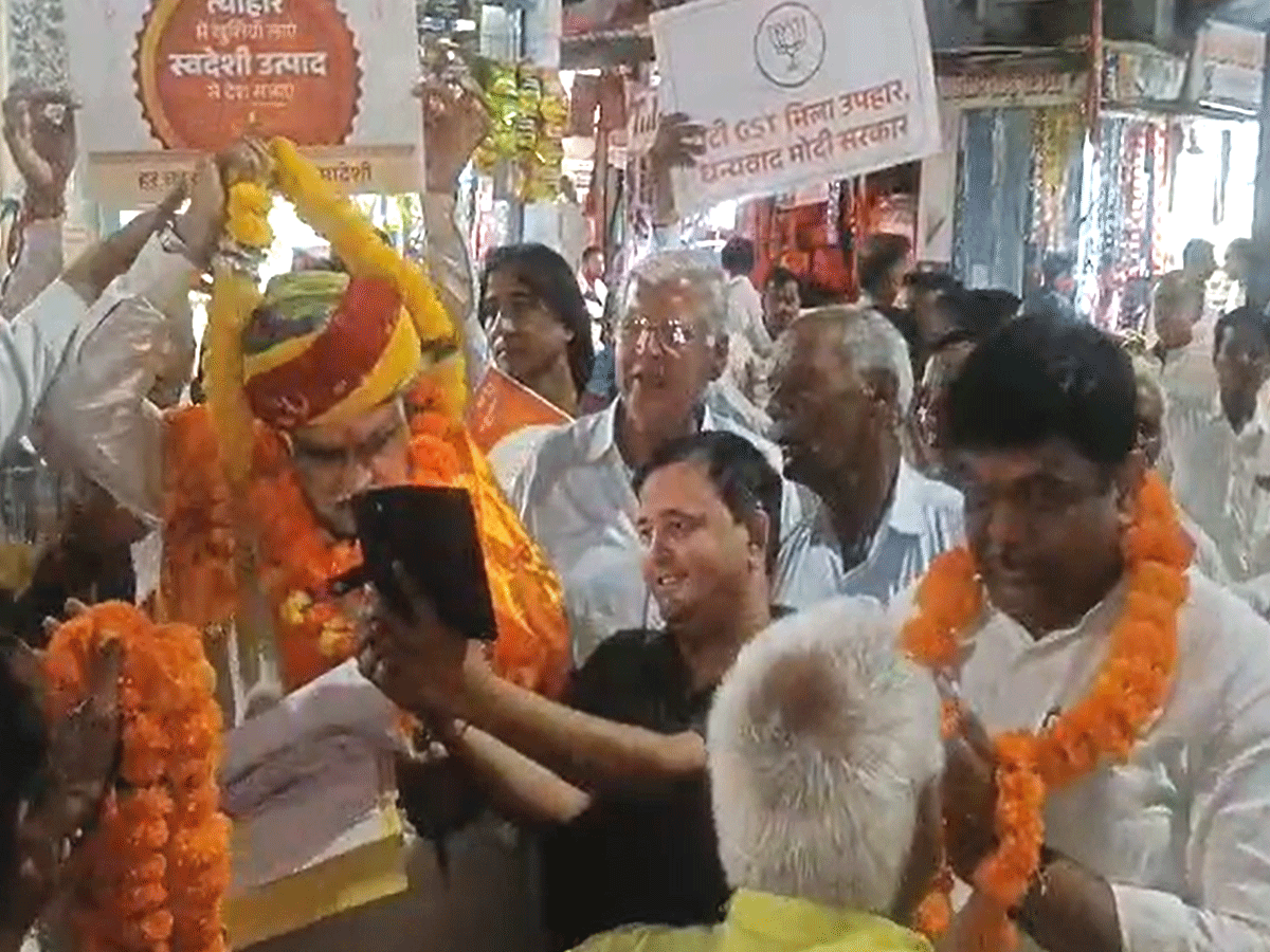 सीकर के श्रीमाधोपुर पहुंचे यूडीएच मंत्री झाबरसिंह खर्रा, GST को लेकर कही बड़ी बात सीकर के श्रीमाधोपुर पहुंचे यूडीएच मंत्री झाबरसिंह खर्रा, GST को लेकर कही बड़ी बात