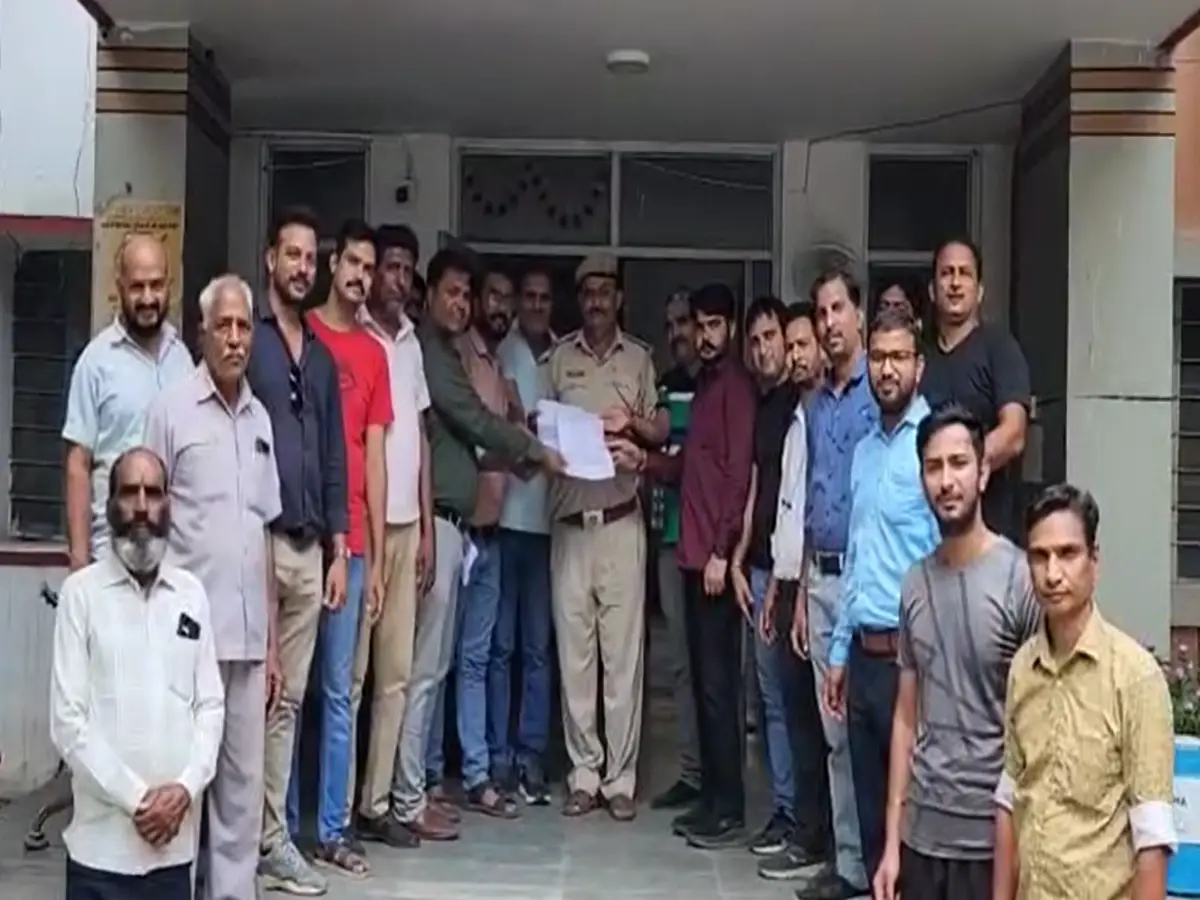उदयपुर के डबोक में धार्मिक तनाव की चेतावनी, दुकानों में फैले आपत्तिजनक पर्चे उदयपुर के डबोक में धार्मिक तनाव की चेतावनी, दुकानों में फैले आपत्तिजनक पर्चे
