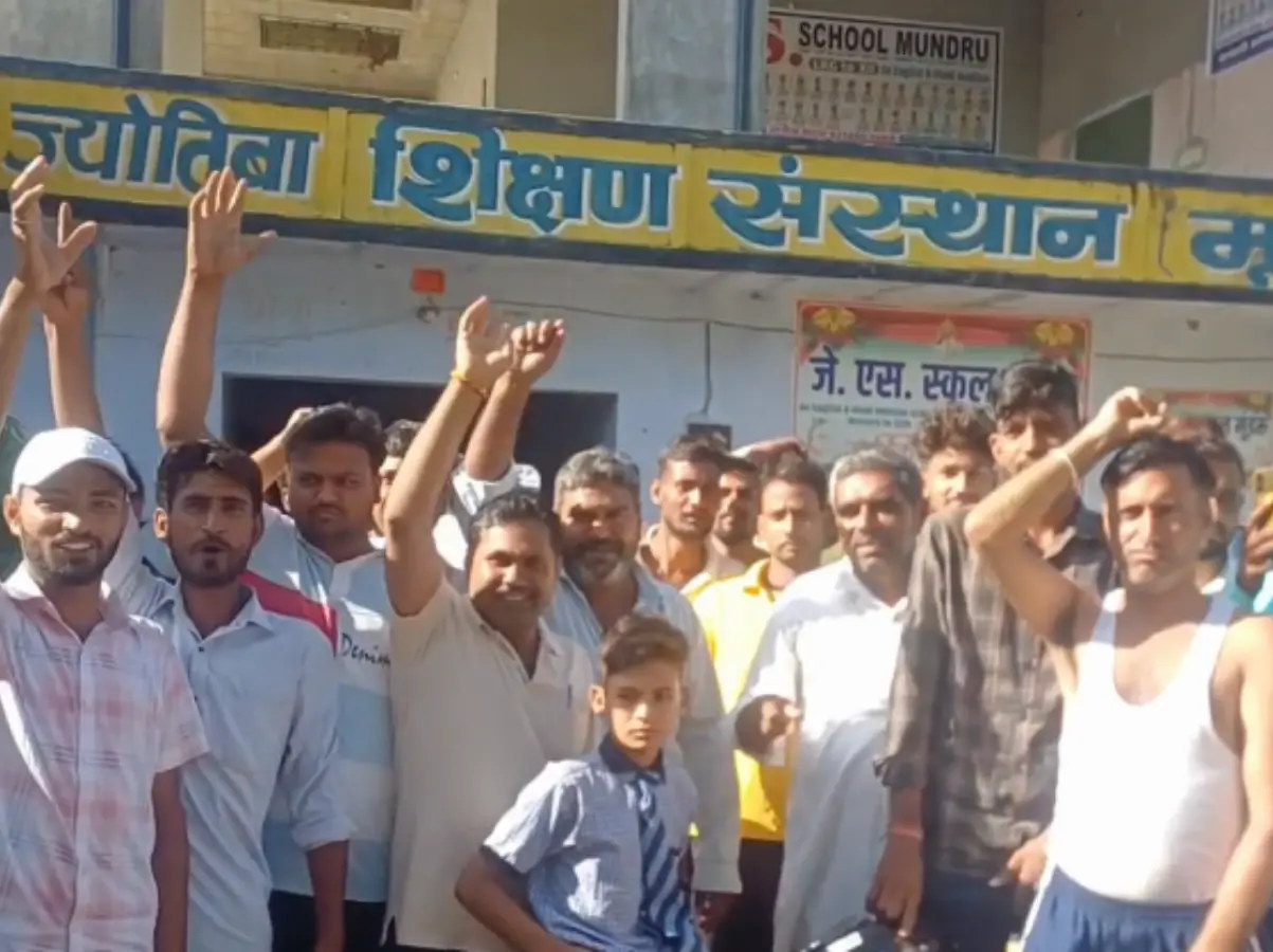 Sikar: टीचर ने 3 छात्रों की बेरहमी से की पिटाई, शरीर के नाजुक अंगों पर लगी चोट Sikar: टीचर ने 3 छात्रों की बेरहमी से की पिटाई, शरीर के नाजुक अंगों पर लगी चोट