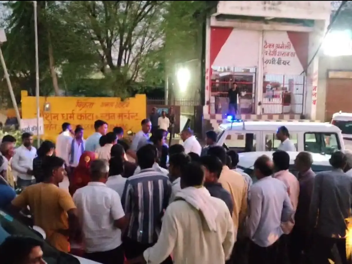 राजस्थान में शर्मनाक हरकत! महिलाओं ने पुलिसकर्मियों को पीटा, थप्पड़ मारे, खींचे...