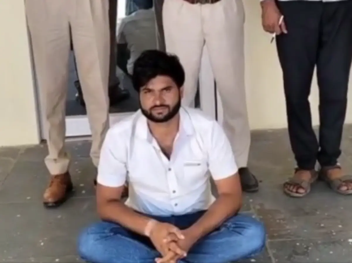 Sikar News: आरोपी सुरेंद्र गुर्जर गिरफ्तार, 3 राज्यों में काट रहा था फरारी Sikar News: आरोपी सुरेंद्र गुर्जर गिरफ्तार, 3 राज्यों में काट रहा था फरारी